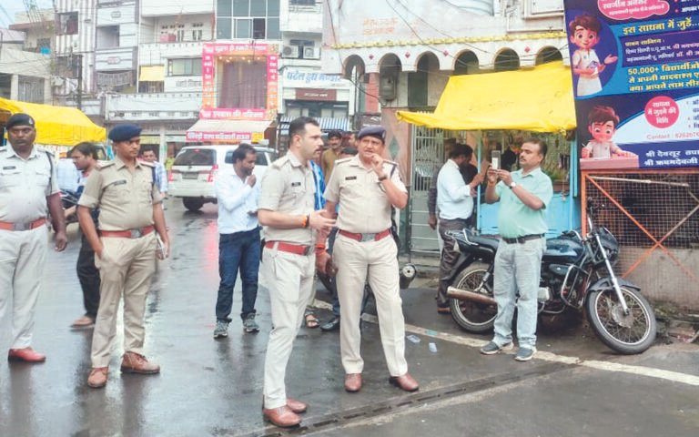 पुलिस अधीक्षक द्वारा शहर के प्रमुख मार्गो की यातायात व्यवस्था का किया निरीक्षण, जनसंवाद कर लोगो की समस्याएं सुनी, सुझाव मांगकर निराकरण हेतु निर्देश जारी किए