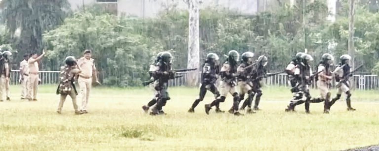 दंगाइयों को काबू करने के लिए पुलिस ने किया लाठीचार्ज और छोड़े आंसू गैस के गोले