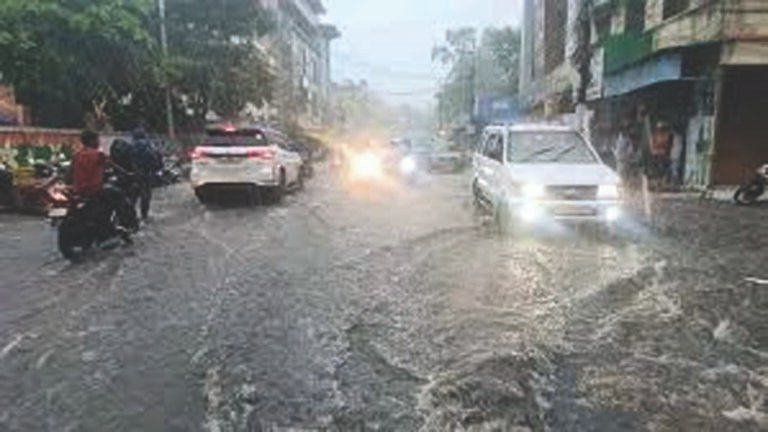 जोरदार बारिश ने रतलाम हुआ पानी-पानी, निचले इलाकों में घर और दुकानों में घुस पानी