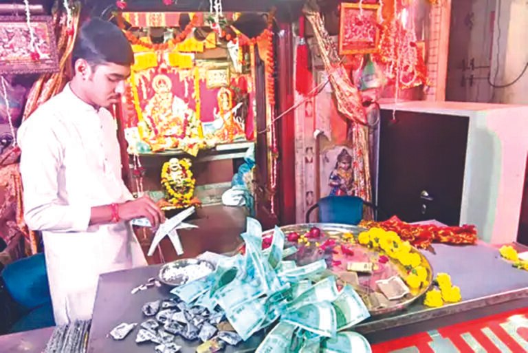 महालक्ष्मी मंदिर में नोटों और जेवरातों से सजावट की तैयारी शुरू : धनतेरस से पांच दिनों तक होंगे दर्शन