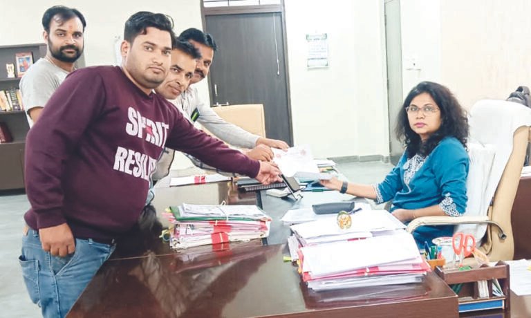 चाइना के पटाखे पर प्रतिबंध लगाने की मांग को लेकर ज्ञापन सौंपा