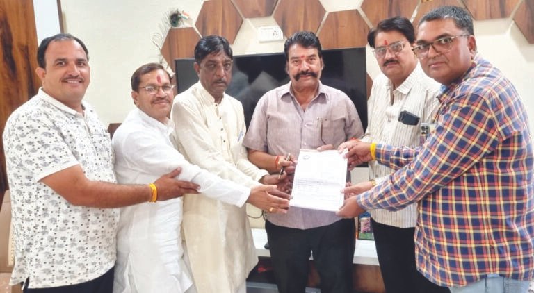 रतलाम ग्रामीण क्षेत्र में भाजपा सक्रिय सदस्यता अभियान का शुभारंभ, धराड़ मंडल में पूर्व जिला अध्यक्ष राजेन्द्र सिंह लुनेरा को सक्रिय सदस्य बनाया