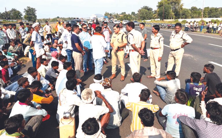 युवक की मौत से आक्रोशित ग्रामीणों ने दिल्ली-मुंबई एक्सप्रेस वे पर शव रखकर किया जाम, मृतक के परिजनों को सहायता राशि दिए जाने के आश्वासन पर समाप्त हुआ एटलेन एक्सप्रेस वे का चक्काजाम