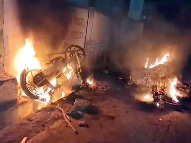 सैलाना में दो पक्षों में विवाद : लाठियां-पत्थर चले, दो बाइक में आग लगाई; बच्चों के बीच हुए विवाद में बड़े कूदे