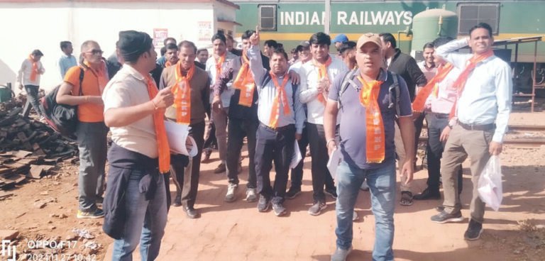 शंभूपुरा मैं पश्चिम रेलवे कर्मचारी परिषद के चुनाव प्रचार के दौरान उमड़ा कर्मचारियों का सैलाब