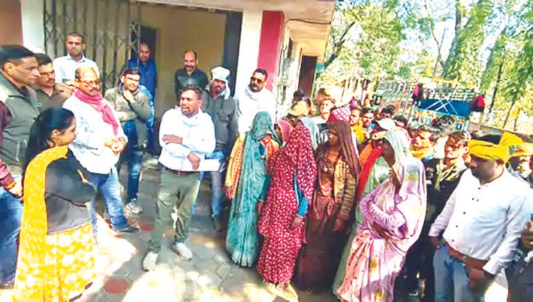 रामपुरिया में उत्खनन से परेशान ग्रामीणों का प्रदर्शन : सड़क पर बैठ जताया विरोध, खदान संचालक के खिलाफ की नारेबाजी