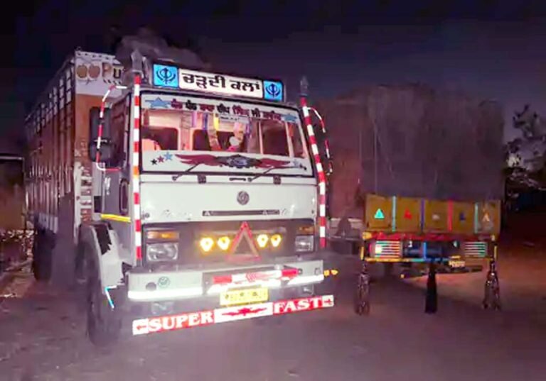 पंजाब पासिंग ट्रक में चायना की लहसुन बरामद : अफगानिस्तान का लगा है टैग, किसानों की सूचना पर पुलिस ने पकड़े लहसुन से भरे दो ट्रक