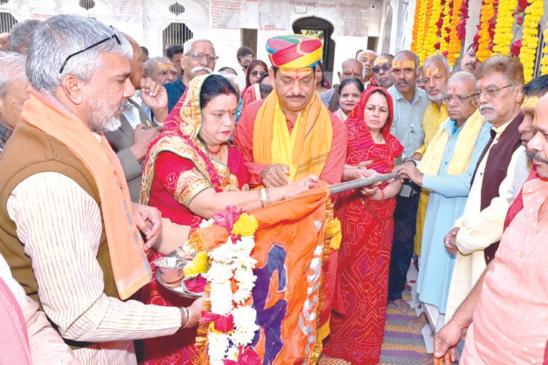 हर-हर महादेव और सनातन धर्म की जय के जयकारों से गूंज उठा चौमुखा महादेव मंदिर परिसर