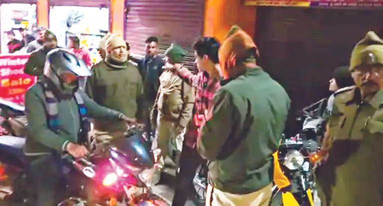 चेकिंग अभियान में पुलिस ने एक जिला बदर आरोपी सहित 3 लोगों को धारदार चाकू लेकर घूमते पकड़ा- 02 स्थानों पर अवैध शराब पकड़ी