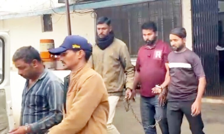 पुलिस कार्रवाई : गुजरात की कार से डोडा चूरा जब्त किया पुलिस ने, तीन आरोपी गिरफ्तार, पांच बोरों में भरे 81 किलो डोडा चूरा की कीमत करीब एक लाख रुपए