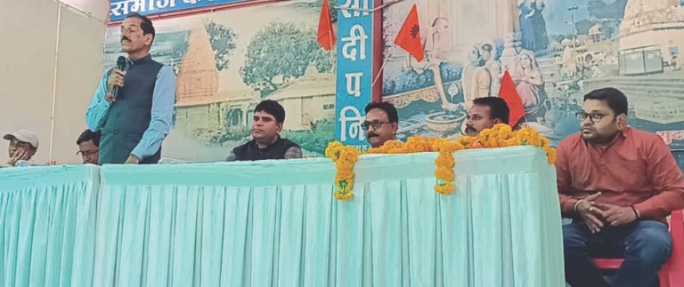 पश्चिम रेलवे कर्मचारी परिषद ने कार्यकर्ताओं के साथ समीक्षा बैठक रतलाम मंडल में ली