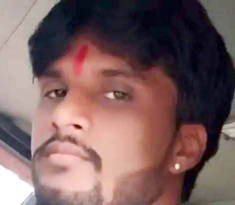 किसान की करंट से मौत:पिकअप में मटर भरते समय हादसा, ग्रामीणों का आरोप खेतों में तार झूल रहे