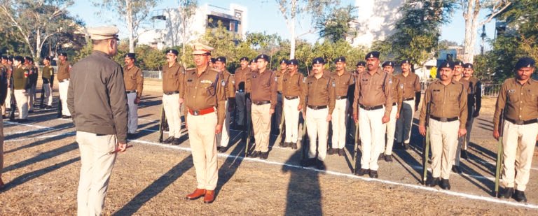 पुलिस लाईन स्थिति पुलिस परेड ग्राउंड रतलाम में आयोजित हुई जनरल परेड, उत्कृष्ट टर्न आउट वाले पुलिस कर्मचारियों को किया गया पुरस्कृत