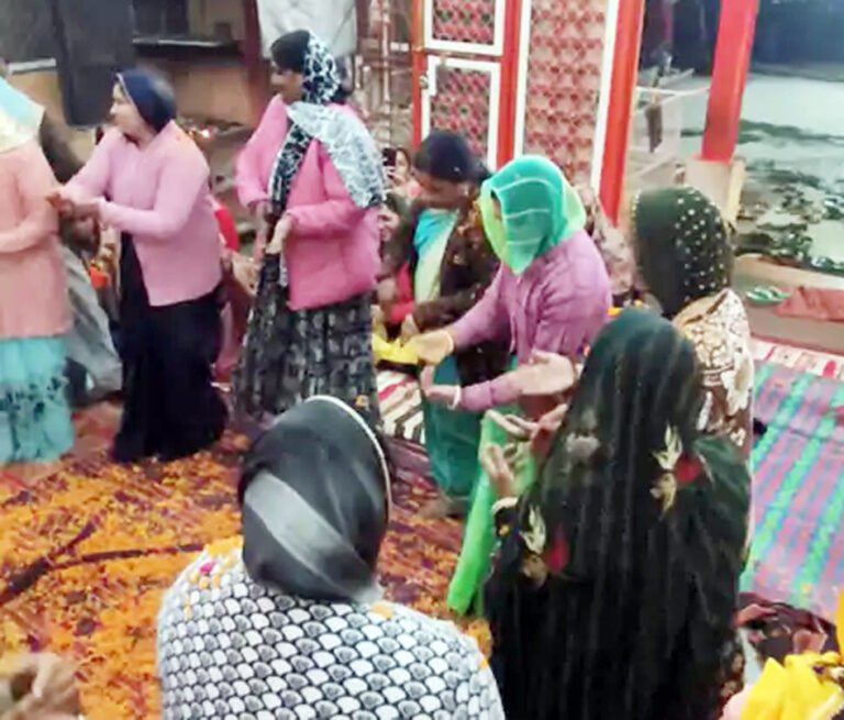 नए साल का लोगों ने भक्तिभाव के साथ किया नववर्ष का स्वागत, मंदिरों में देर रात तक हुए भजन