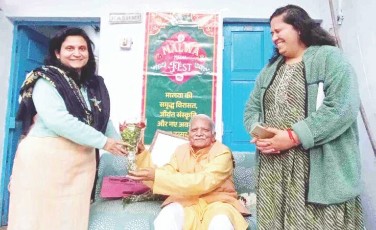 सक्षम संचार फाउंडेशन ने साहित्यकार एवं कवि अज़हर हाशमी को घर जाकर दिया ‘मालवा अलंकरणÓ, हाशमी बोले- ‘मैं इसे भूल नहीं पाऊंगाÓ