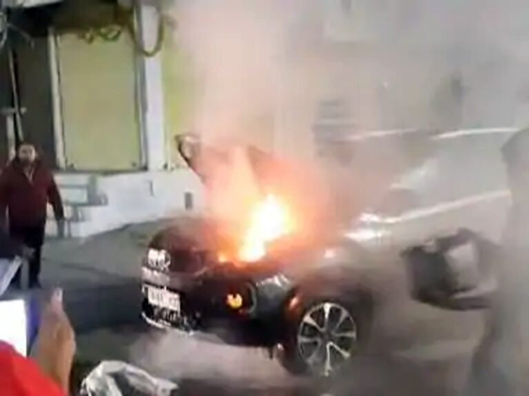 भाजपा नेता की चलती कार में लगी आग : पत्नी, बेटे के साथ थे सवार, धुआं उठता देख रोकी गाड़ी