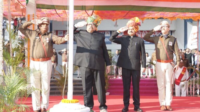 रतलाम जिले में गणतंत्र दिवस हर्षोल्लास के साथ मनाया गया, मुख्य समारोह में सूक्ष्म, लघु, मध्यम मध्यम मंत्री श्री चैतन्य काश्यप ने ध्वजारोहण कर परेड की सलामी ली