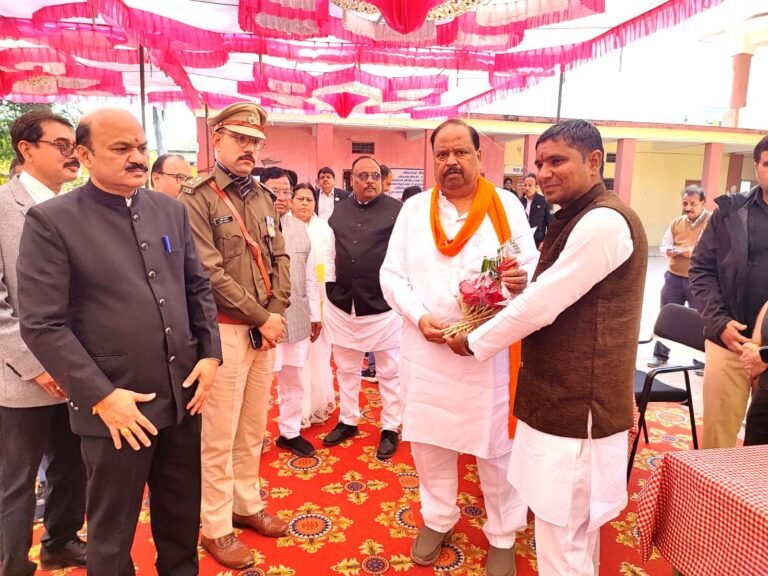 सूक्ष्म, लघु, मध्यम उद्यम मंत्री श्री चैतन्य काश्यप गणतंत्र दिवस पर ग्राम धौंसवास स्कूल में बच्चों के साथ विशेष मध्यान्ह भोजन में शामिल हुए