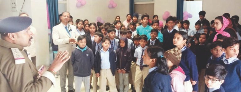 रतलाम पुलिस द्वारा यातायात जागरूकता अभियान अंतर्गत पोद्दार इंटर नेशनल स्कूल रतलाम एवं हिमालया इंटर नेशनल स्कूल के छात्र-छात्राओ को पुलिस थाना यातायात का कराया भ्रमण