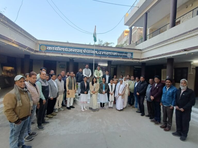 जनपद पंचायत में झंडावंदन कर संविधान की प्रस्तावना का वाचन कर शपथ ग्रहण की