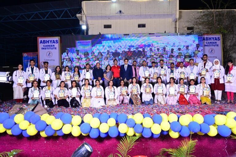 अभ्यास करियर इंस्टीट्यूट ने नीट में चयनित विद्यार्थियों का विजयोत्सव मनाया