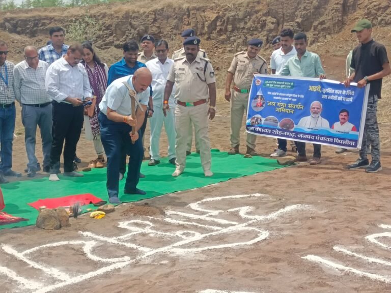 सोहनगढ में जल गंगा संवर्धन अभियान अन्तर्गत कलेक्टर ने तालाब गहरीकरण कार्य का शुभारम्भ किया