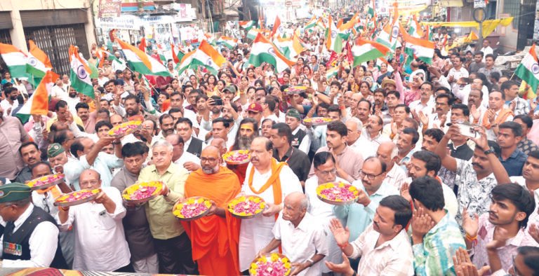 राष्ट्रीय नागरिक सुरक्षा मंच की तिरंगा रैली में देश भक्ति के नारों से गूंजा रतलाम, भारत माता की आरती में दिया सर्वधर्म सद्भाव का संदेश