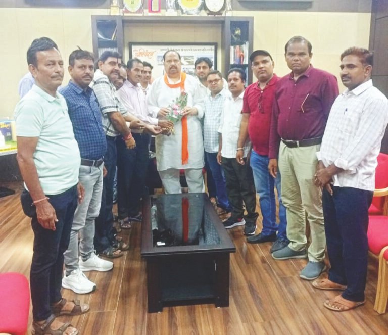 कैबिनेट मंत्री ने ली कर्मचारी परिषद की बैठक