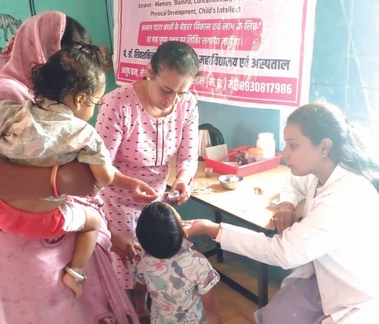 पं. डॉ. शिवशक्तिलाल शर्मा आयुर्वेदिक चिकित्सा एंव महाविद्यालय, आयुष ग्राम बंजली, रतलाम द्वारा पुष्य नक्षत्र पर आयोजित किया गया निशुल्क स्वर्ण प्राशन शिविर