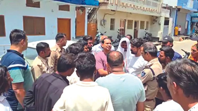 मंदिर के पास मांस के टुकड़े पड़े मिले, लोग नाराज, धार्मिक भावनाएं भड़काने का केस दर्ज; सीसीटीवी फुटेज देखकर जांच कर रही पुलिस