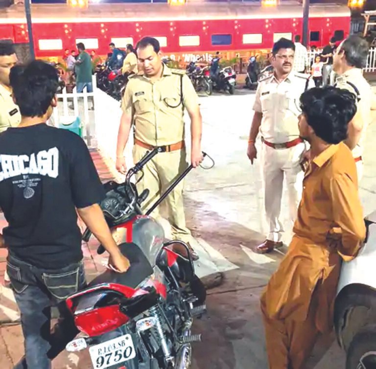 आधी रात को शहर में सड़कों पर उतरी पुलिस : बेवजह घूमने वालों पर कार्रवाई, चेकिंग में चाकू के साथ पकड़ाया युवक