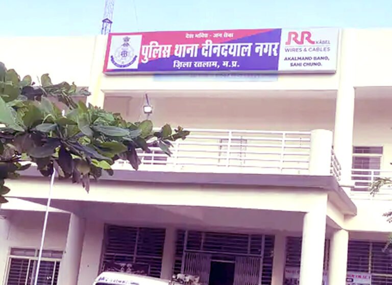 35 साल की महिला की नाबालिग से शादी की जिद : किशोर के घर पर धरना दिया, कहा- बिना निकाह किए नहीं जाऊंगी; घरवालों ने बुलाई पुलिस