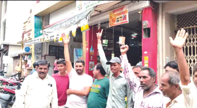 मामला पिपलखूंटा गांव का : सर्टिफाइड सोयाबीन बीज से 6-दिन में भी अंकुरण नहीं हुआ, किसानों का हंगामा