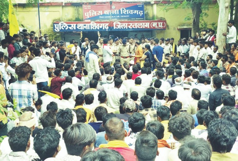 रामपुरिया भीलान के शम्भूसिंह गरवाल पर हुए जानलेवा हमले के ख़िलाफ़ जयस भील एकता मिशन ने शिवगढ़ में प्रदर्शन कर डीजीपी के नाम दिया ज्ञापन
