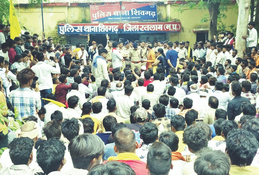 रामपुरिया भीलान के शम्भूसिंह गरवाल पर हुए जानलेवा हमले के ख़िलाफ़ जयस भील एकता मिशन ने शिवगढ़ में प्रदर्शन कर डीजीपी के नाम दिया ज्ञापन