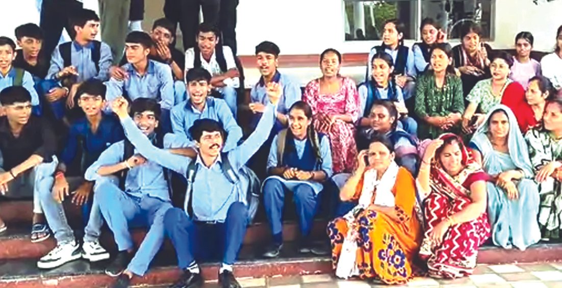 स्कूल को समय पर नहीं मिली मान्यता : 164 विद्यार्थियों को स्कूल आने से मना किया गया, पालक कलेक्टर ऑफिस पहुंचे