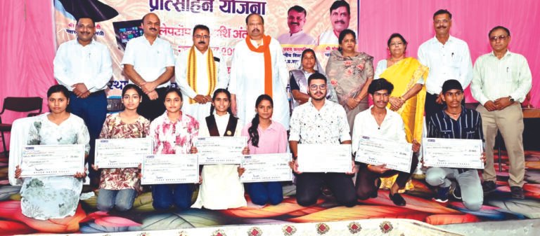 लेपटॉप के माध्यम विद्यार्थी नवीन तकनीको से परिचित हो सकेगे : मंत्री श्री काश्यप, प्रतिभाशाली विद्यार्थी प्रोत्साहन योजनांतर्गत रतलाम जिले के 1207 विद्यार्थियों को लेपटॉप के लिए प्रोत्साहन राशि सिंगल क्लिक के माध्यम से अंतरित