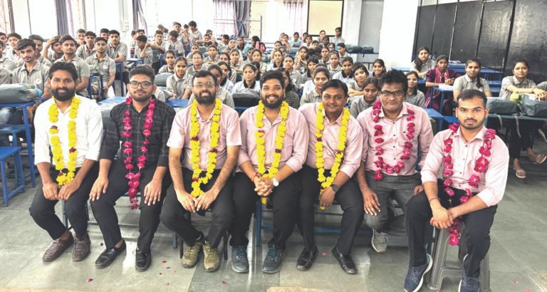 गुरु पूर्णिमा पर्व पर अभ्यास करियर इंस्टीट्यूट मेें शिक्षकों को सम्मानित किया