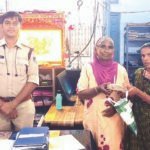 सब्जी की दुकान 50 हजार रुपए भूल गई थी महिला, सब्जी विक्रेता महिला ने माणकचौक पुलिस की मदद से लौटाए