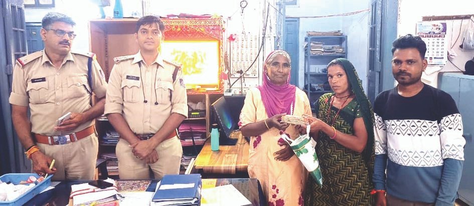 सब्जी की दुकान 50 हजार रुपए भूल गई थी महिला, सब्जी विक्रेता महिला ने माणकचौक पुलिस की मदद से लौटाए