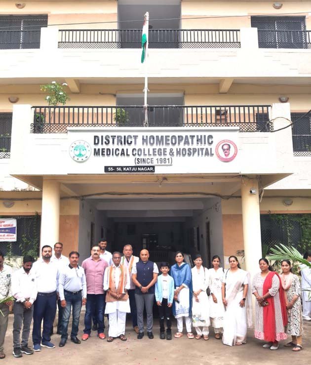 चिकित्सको द्वारा राष्ट्रीय पर्व उत्साह से मनाया गया