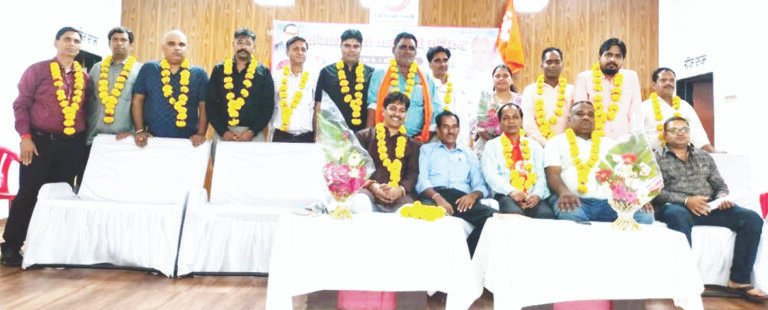 गार्ड पुष्पेंद्र पराशर बने मंडल सचिव तो लोको पायलट बने अध्यक्ष