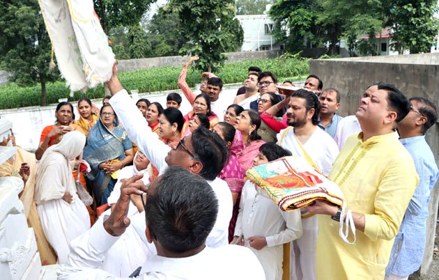 श्री जयन्तसेन धाम मंदिर पर चेतन्य काश्यप परिवार द्वारा ध्वजा चढ़ाई गई, मुनिसुव्रत स्वामी जिनालय श्री राजेन्द्रसूरि गुरूमंदिर की दसवीं वर्षगांठ पर हुआ समारोह
