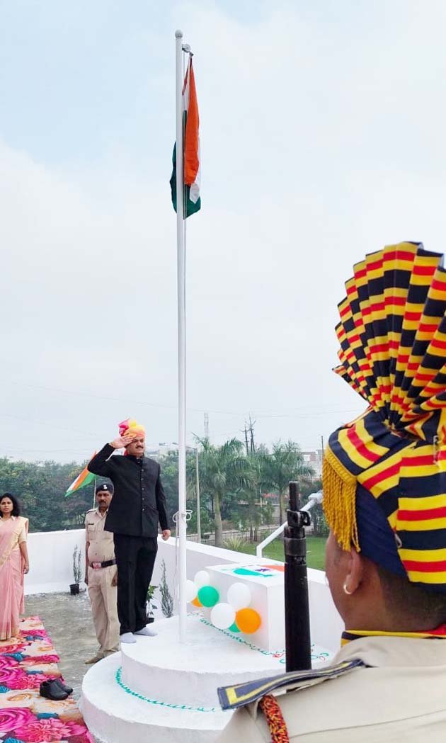 जिला पंचायत कार्यालय पर जिला पंचायत अध्यक्ष लालाबाई शंभूलाल चंद्रवंशी ने किया ध्वजारोहण, कलेक्टर कार्यालय में कलेक्टर श्री बाथम ने किया ध्वजारोहण