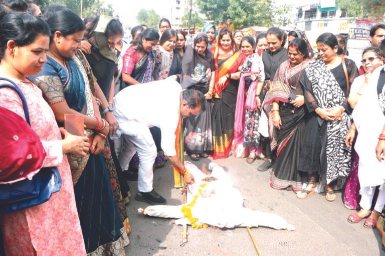 मातृ शक्ति का अपमान करना कांग्रेस के संस्कार : जिलाध्यक्ष प्रदीप उपाध्याय, भाजपा महिला मोर्चा ने दिया धरना