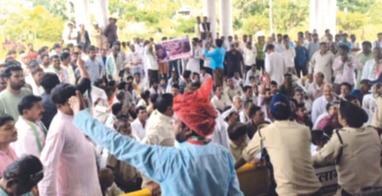 कांग्रेस ने निकाली किसान आक्रोश रैली, खराब फसल और बीमा नहीं मिलने के मुद्दे पर किया प्रदर्शन, कलेक्टोरेट में प्रवेश को लेकर पुलिस और कांग्रेस कार्यकर्ताओं में धक्कामुक्की