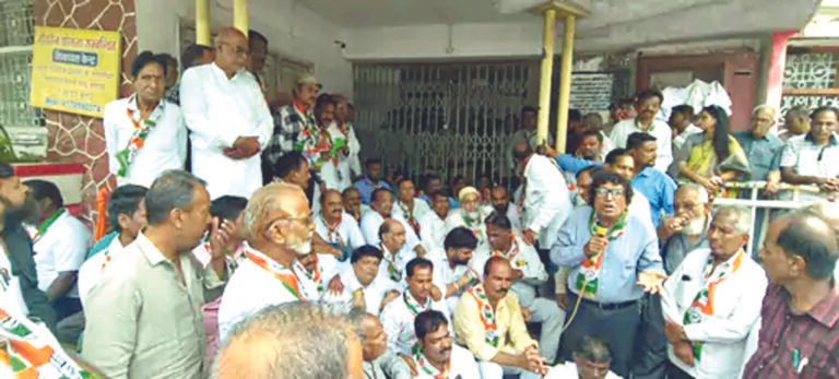 नगर-निगम गेट पर ताला लगाया, 2 घंटे बंद रहे अधिकारी, रतलाम में कांग्रेस ने महापौर का पुतला जलाया; कार्यकर्ताओं पर चला वाटर केनन