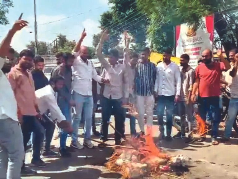 उज्जैन के बीजेपी नगर अध्यक्ष का पुतला जलाया : धर्म का नाशÓ बयान पर एनएसयूआई कर रहा विरोध; माफी मांगने और कार्रवाई की मांग