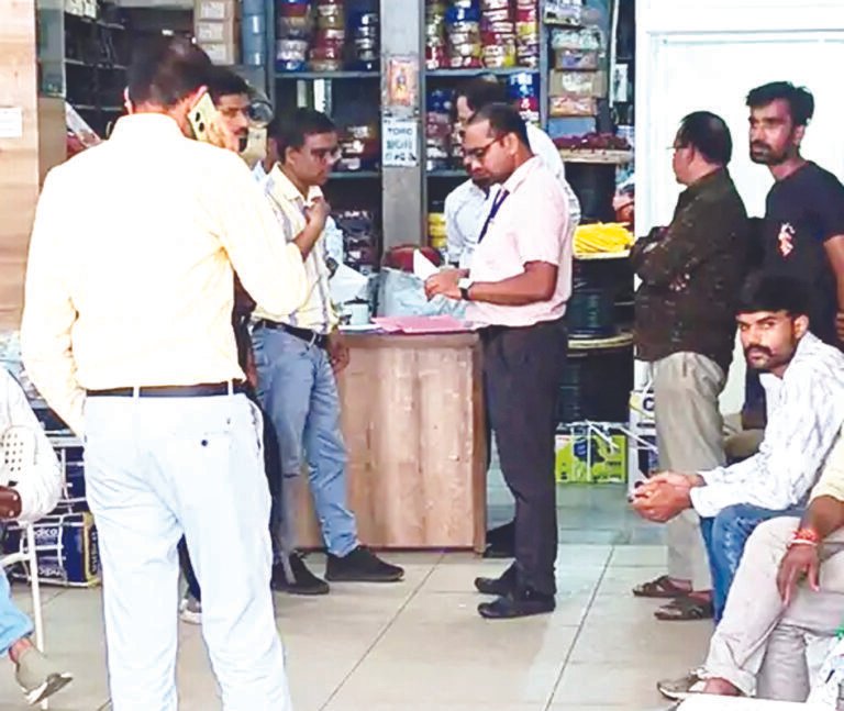 कृषि यंत्रों की दुकानों पर जीएसटी की रेड :10 गाडिय़ों में पहुंचे अधिकारी, राठी मशीनरी और प्रकाश ट्रेडर्स पर खंगाल रहे दस्तावेज