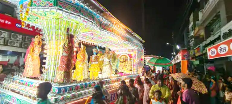 रतलाम की सड़कों पर झिलमिलाती झांकियों से रोशन अनंत चतुर्दशी, ऑपरेशन सिंदूर व हिंदू राष्ट्र की झलक; 100 फीट ऊंचाई से दिखाए करतब